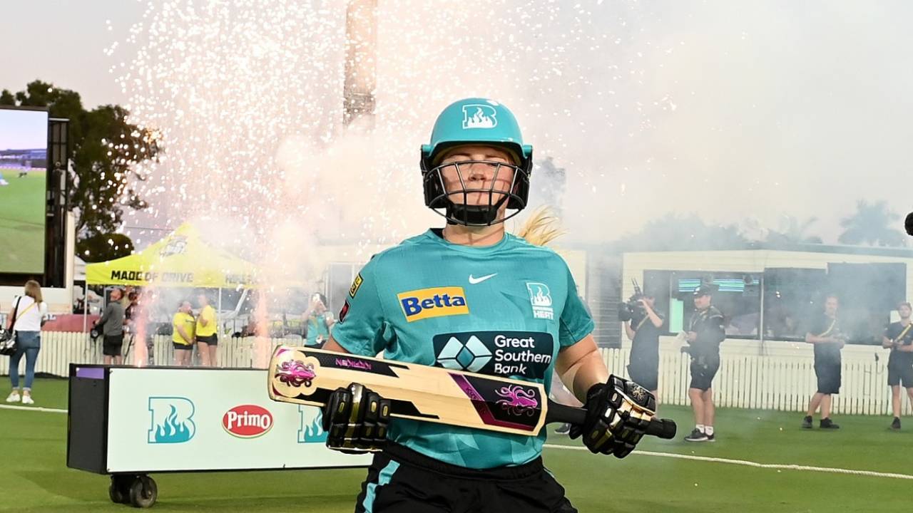 Ellie Johnston walks out to bat for Brisbane Heat, Brisbane Heat vs Melbourne Stars, Mackay, WBBL, October 15, 2022
