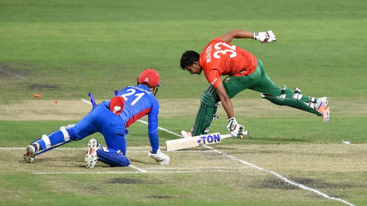 Mosaddek Hossain beats a throw in at the stumps, Afghanistan vs Bangladesh, Men's T20 World Cup warm-up, Brisbane, October 17, 2022