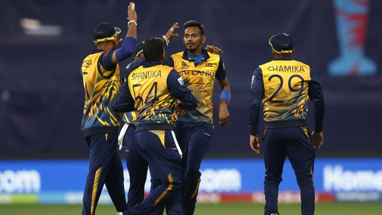 Dushmantha Chameera is mobbed by his team-mates, Sri Lanka vs UAE, T20 World Cup 2022, First Round, Geelong, October 18, 2022