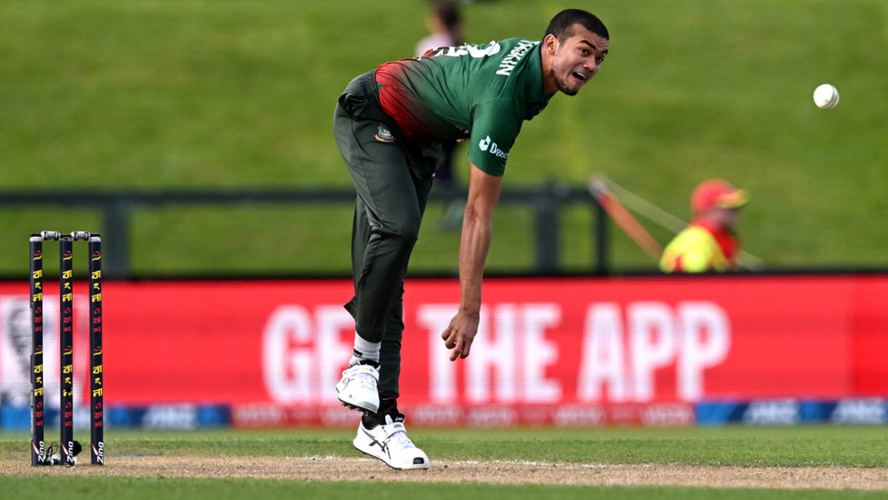 Taskin Ahmed bowls, Bangladesh vs Pakistan, 6th match, New Zealand tri-series, Christchurch, October 13, 2022