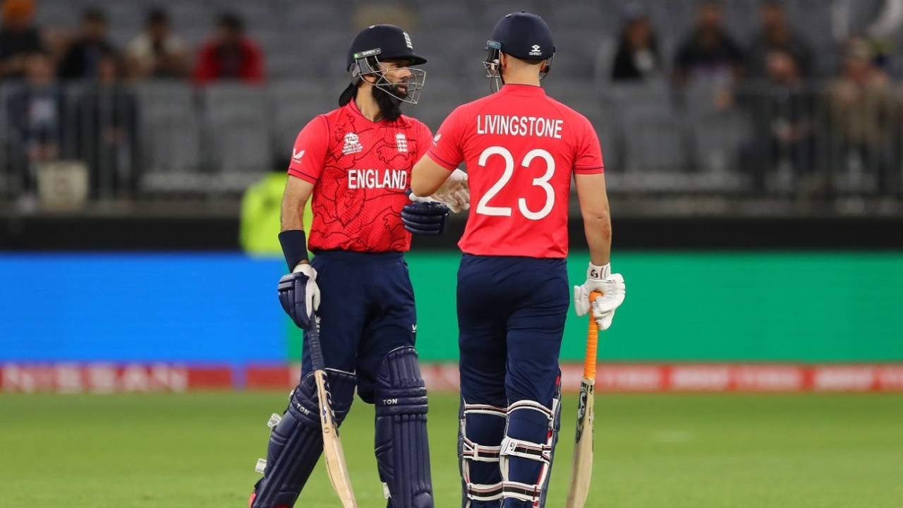 Moeen Ali and Liam Livingstone have a chat in the middle, Afghanistan vs England, Men's T20 World Cup 2022, Super 12s, Group 1, Perth, October 22, 2022