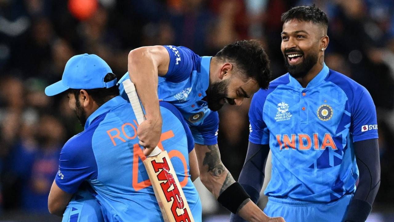 Rohit Sharma carries Virat Kohli on his shoulders after the epic win, India vs Pakistan, Men's T20 World Cup 2022, Super 12s, MCG/Melbourne, October 23, 2022