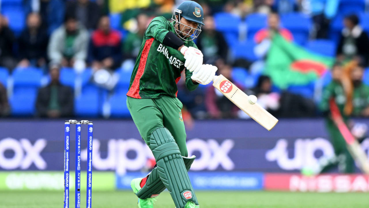 Soumya Sarkar sets up to play the pull shot, Bangladesh vs Netherlands, ICC Men's T20 World Cup 2022, Hobart, October 24, 2022
