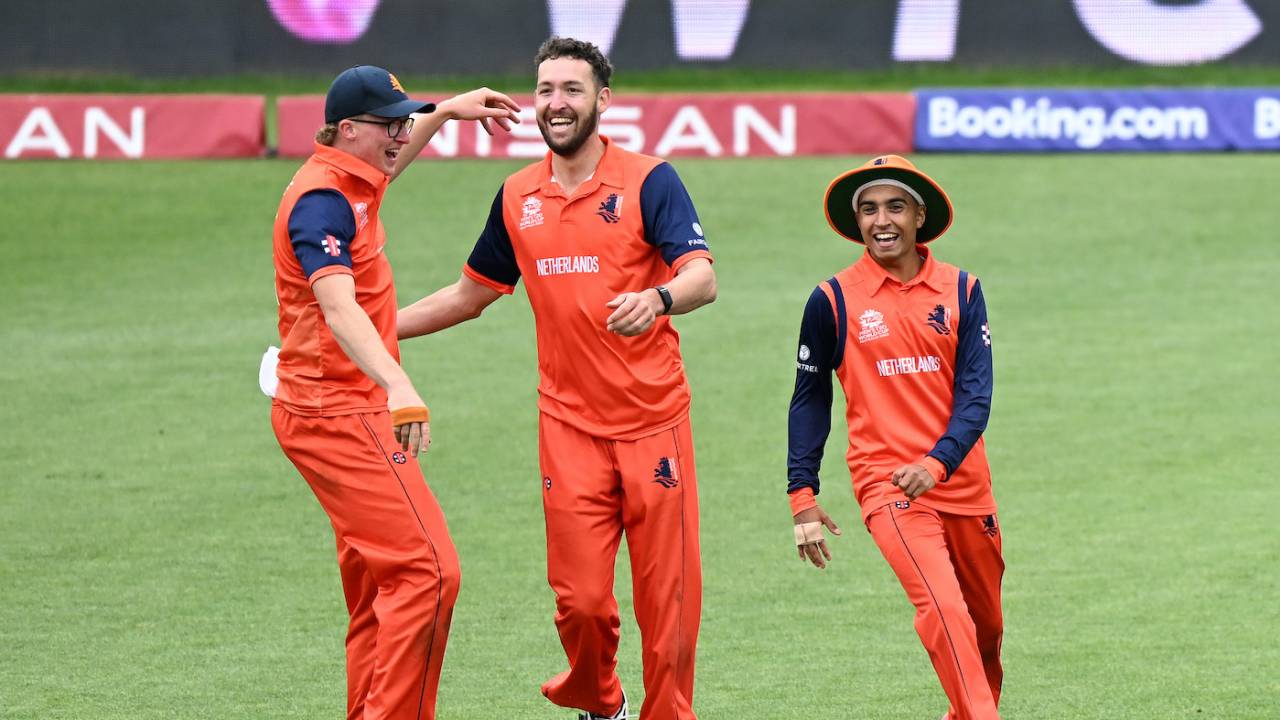 Tim Pringle and Shariz Ahmad join in on Paul van Meekeren's celebrations, Bangladesh vs Netherlands, ICC Men's T20 World Cup 2022, Hobart, October 24, 2022
