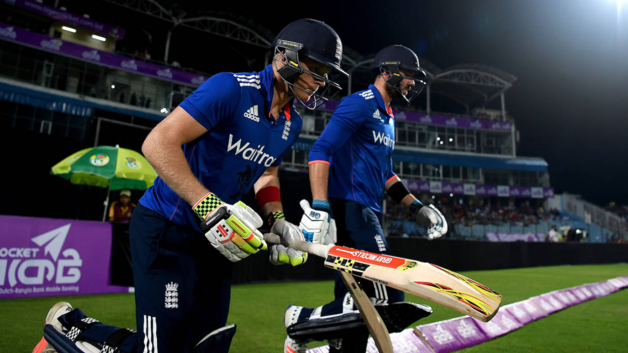 Sam Billings and James Vince run out to bat, Chattogram, October 12, 2016