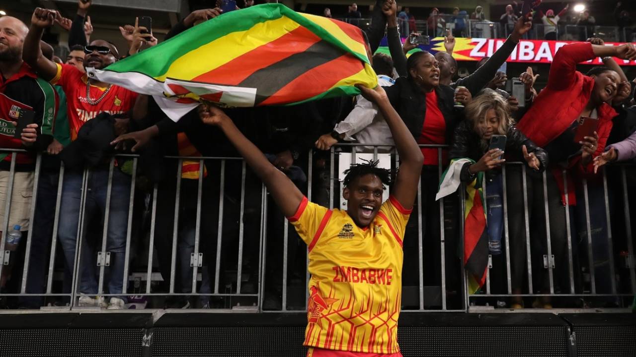 Richard Ngarava soaks in Zimbabwe's stunning win with their fans, Pakistan vs Zimbabwe, Perth, T20 World Cup, October 27, 2022