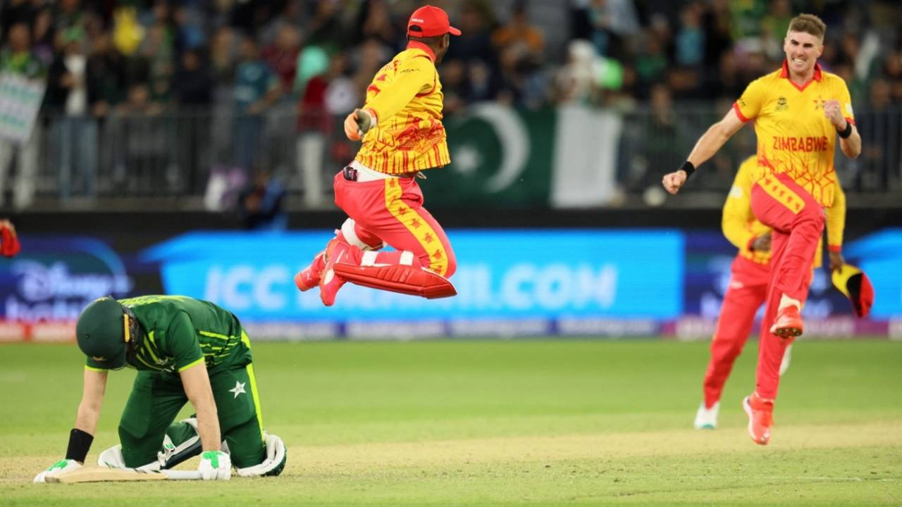 Contrasting emotions: Brad Evans and Regis Chakabva jump for joy while Shaheen Afridi sinks to the ground after being run-out last ball, Pakistan vs Zimbabwe, Perth, T20 World Cup, October 27, 2022