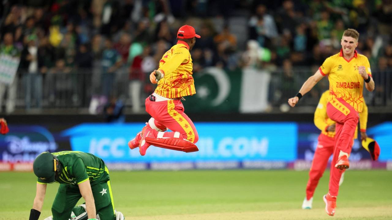 Contrasting emotions: Brad Evans and Regis Chakabva jump for joy while Shaheen Afridi sinks to the ground after being run-out last ball, Pakistan vs Zimbabwe, Perth, T20 World Cup, October 27, 2022