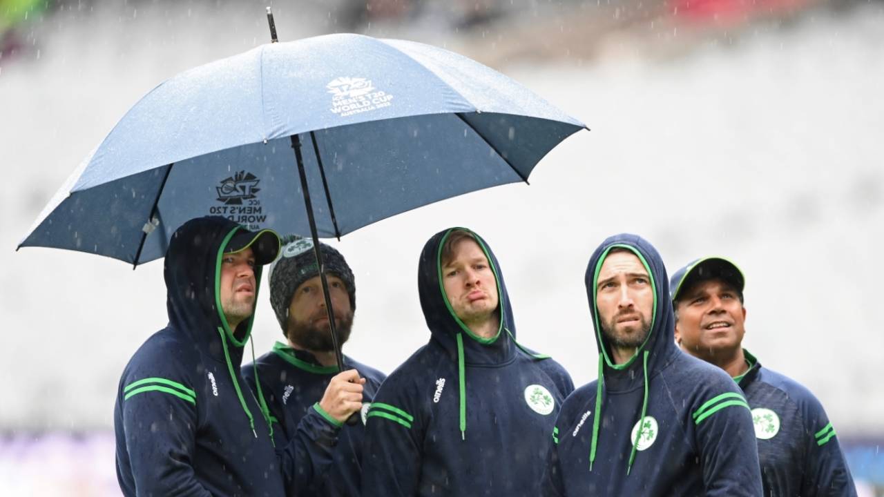 Ireland's players take shelter from the rain, Afghanistan vs Ireland, Men's T20 World Cup 2022, Super 12s, Group 1, Melbourne, October 28, 2022