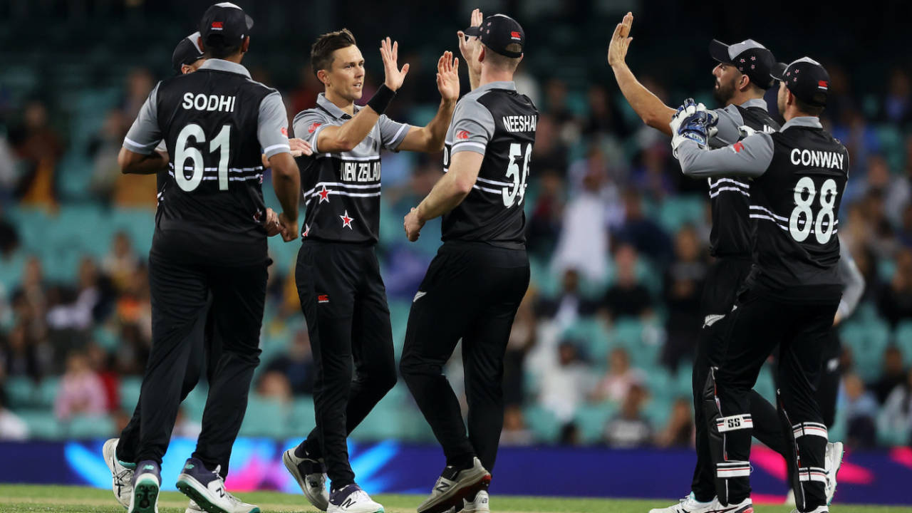 Trent Boult celebrates after dismissing Kusal Mendis, New Zealand vs Sri Lanka, ICC Men's T20 World Cup 2022, Sydney, October 29, 2022
