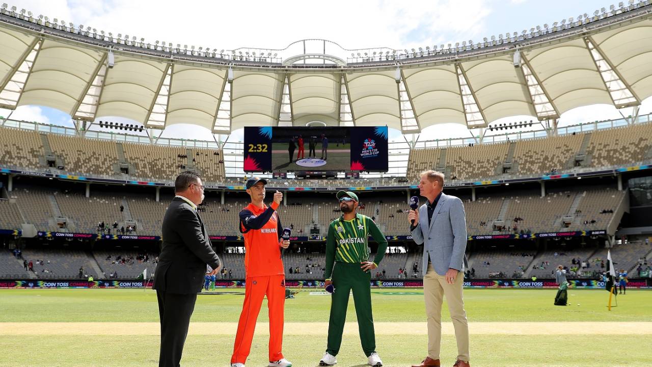 All eyes on the coin as Scott Edwards spins it, Netherlands vs Pakistan, Men's T20 World Cup 2022, Perth, October 30, 2022