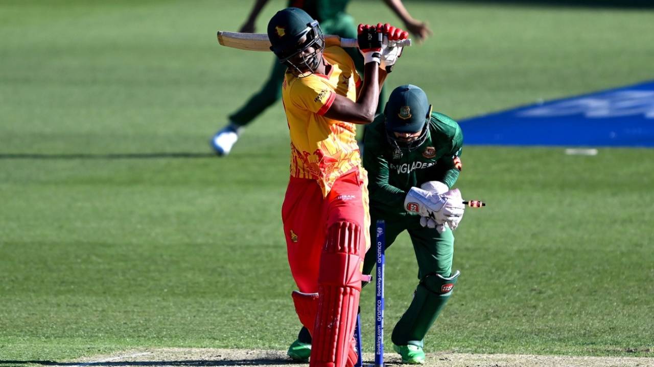 There was a second chance for Blessing Muzarabani as Nurul Hasan collected the ball in front of the stumps&nbsp;&nbsp;&bull;&nbsp;&nbsp;Getty Images