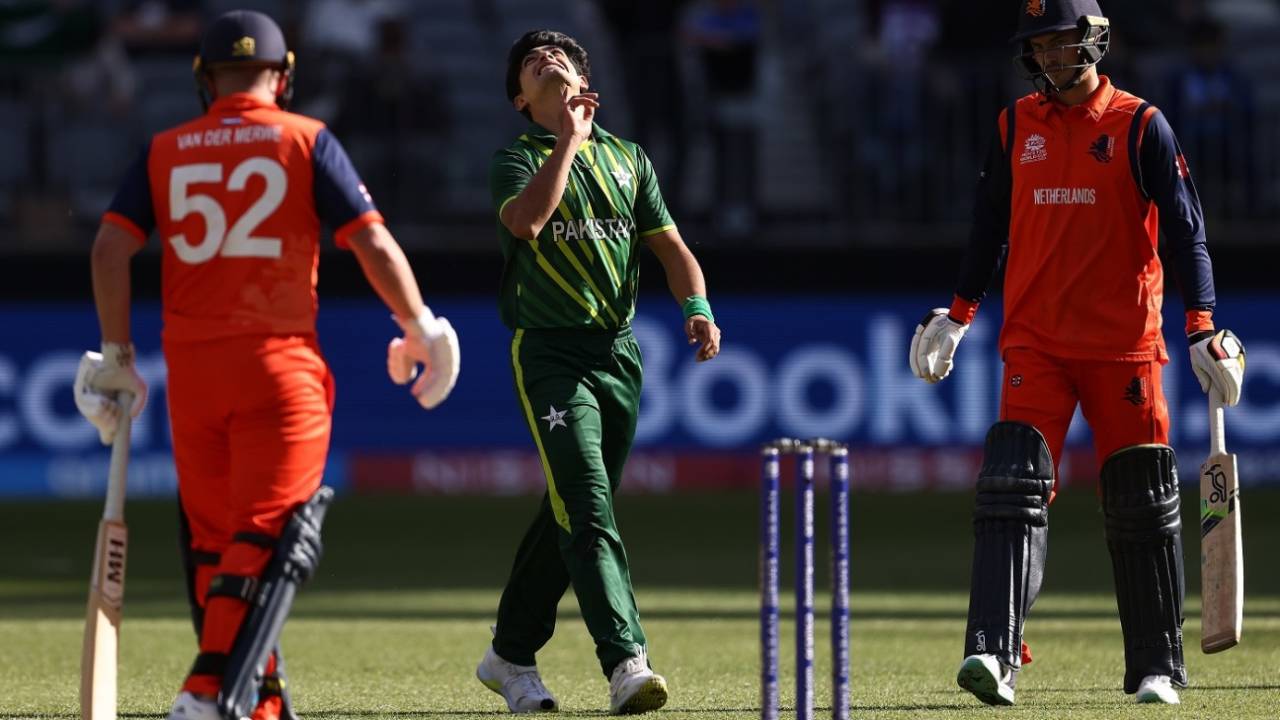 Naseem Shah celebrates after having Scott Edwards caught at fine leg, Netherlands vs Pakistan, Men's T20 World Cup 2022, Perth, October 30, 2022