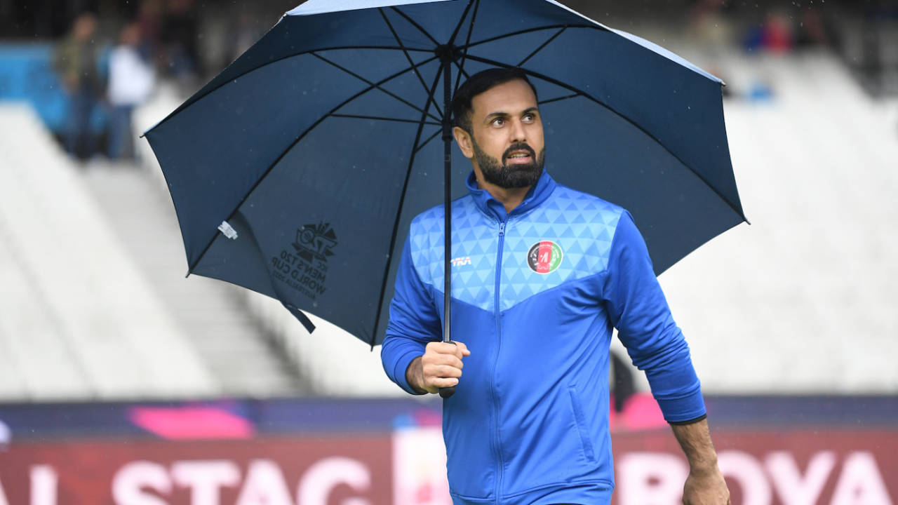 Mohammad Nabi takes a stroll as the rain pelts down, Afghanistan vs Ireland, T20 World Cup, Melbourne, October 28, 2022
