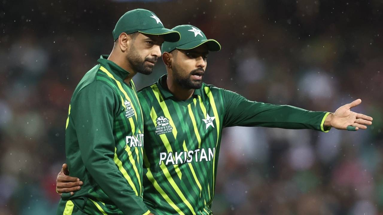 Babar Azam has a word with Haris Rauf with the rain pelting down, Pakistan vs South Africa, ICC Men's T20 World Cup 2022, Sydney, November 3, 2022