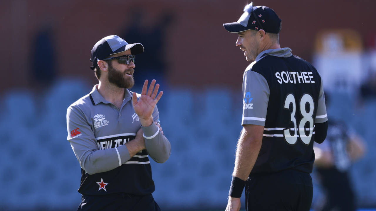 Kane Williamson and Tim Southee have a chat, Ireland vs New Zealand, ICC Men's T20 World Cup 2022, Adelaide, November 4, 2022
