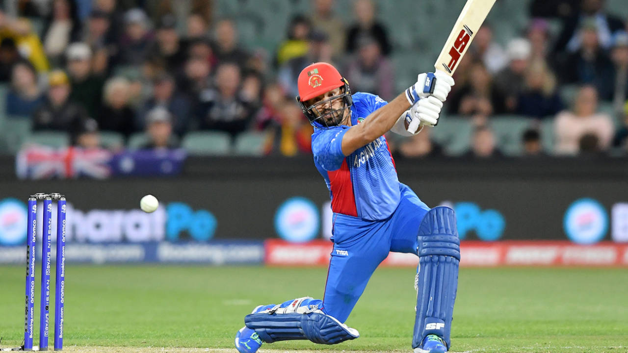 Gulbadin Naib frees his arms, Afghanistan vs Australia, ICC Men's T20 World Cup 2022, Adelaide, November 4, 2022
