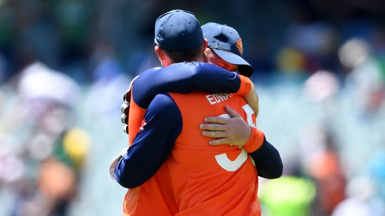 Stephan Myburgh embraces Scott Edwards after the epic victory, Netherlands vs South Africa, T20 World Cup, Adelaide, November 6, 2022