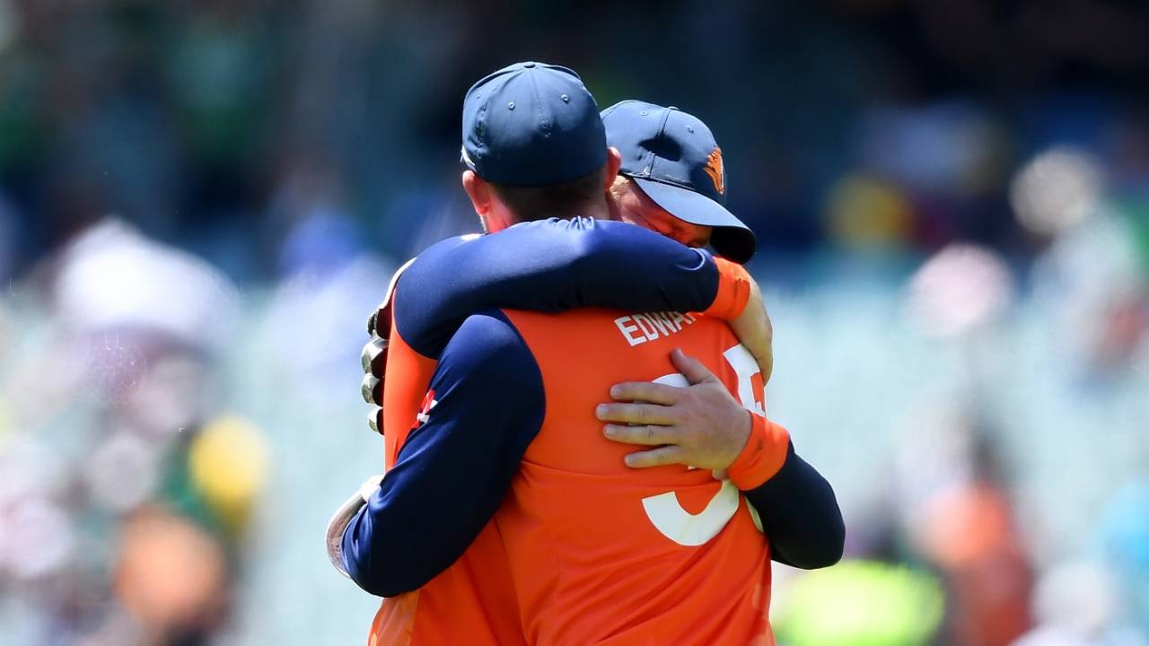 Stephan Myburgh embraces Scott Edwards after the epic victory, Netherlands vs South Africa, T20 World Cup, Adelaide, November 6, 2022