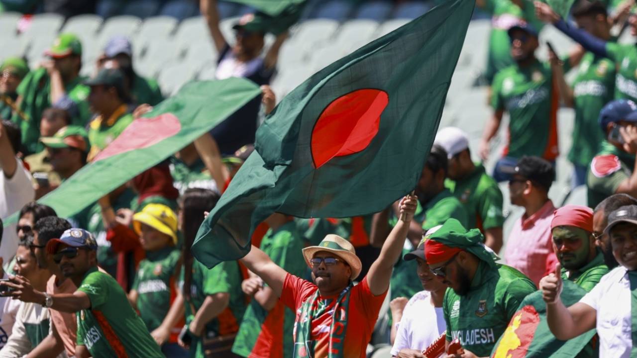 Bangladesh fans cheer for their team, Bangladesh vs Pakistan, Men's T20 World Cup 2022, Adelaide, November 6, 2022