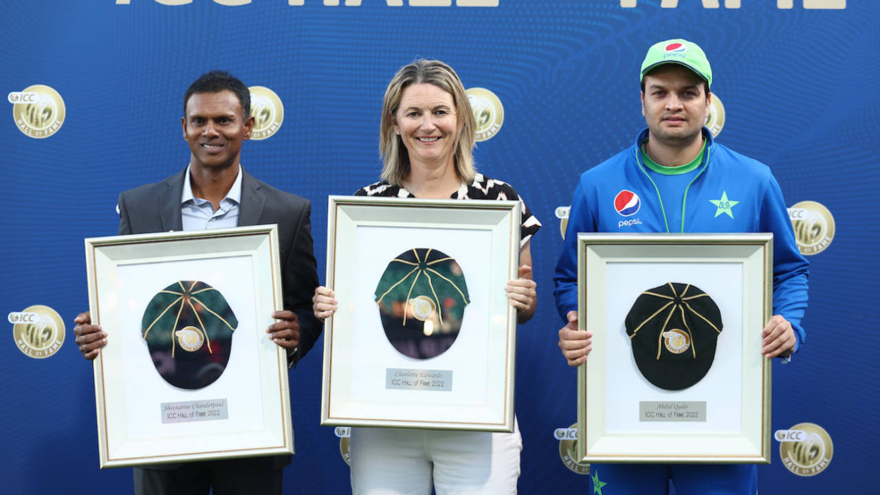 [L to R] Shivnarine Chanderpaul, Charlotte Edwards and the late Abdul Qadir's son Usman Qadir pose with the ICC Hall of Fame trophies&nbsp;&nbsp;&bull;&nbsp;&nbsp;ICC via Getty