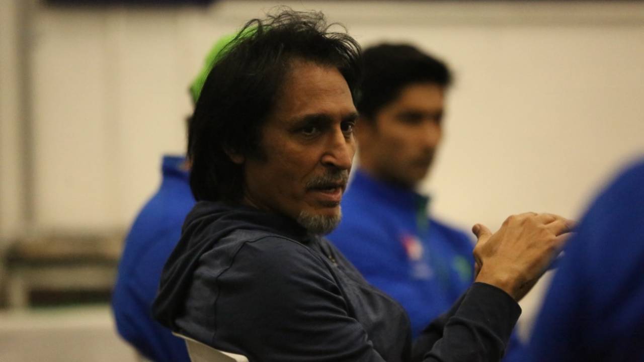 Ramiz Raja interacts with the Pakistan players in the MCG dressing room, Melbourne, November 11, 2022