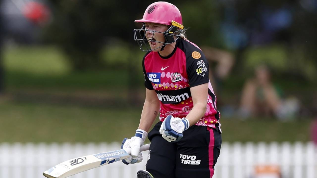 Alyssa Healy exults after hitting the winning runs, Sydney Sixers vs Perth Scorchers, WBBL 2022, Junction Oval, Melbourne, November 13, 2022