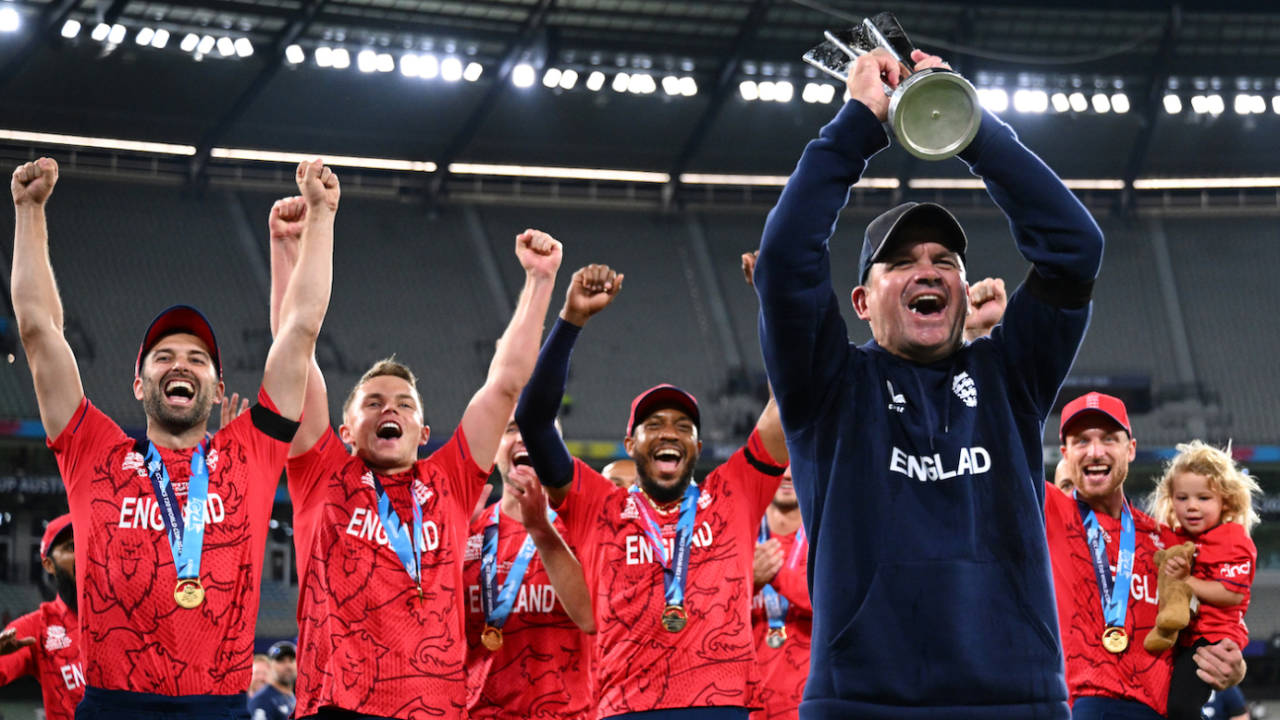 England coach Matthew Mott celebrates with the side, England vs Pakistan, Men's T20 World Cup 2022, final, Melbourne, November 13, 2022