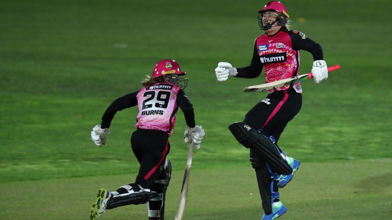 Erin Burns and Sophie Ecclestone lifted Sixers from 72 for 5 with an unbeaten 92-run partnership&nbsp;&nbsp;&bull;&nbsp;&nbsp;Getty Images