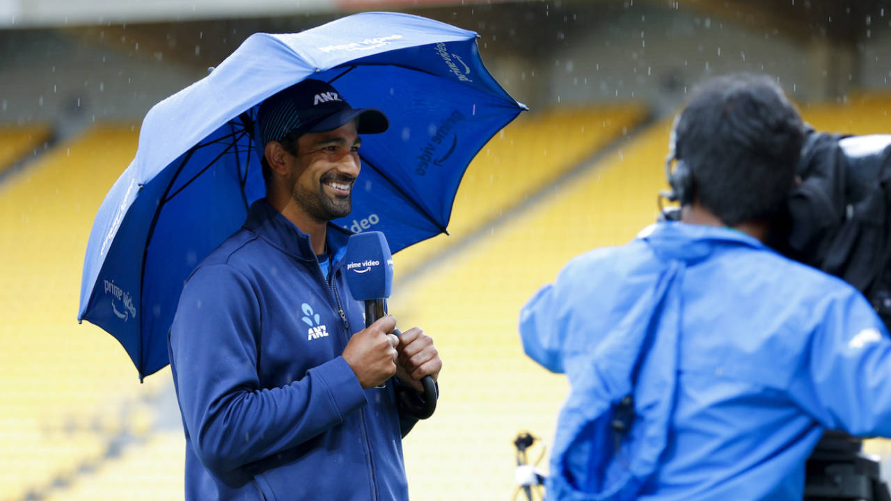 The umbrellas were out as rain pelted down, New Zealand vs India, 1st T20I, Wellington, November 18, 2022