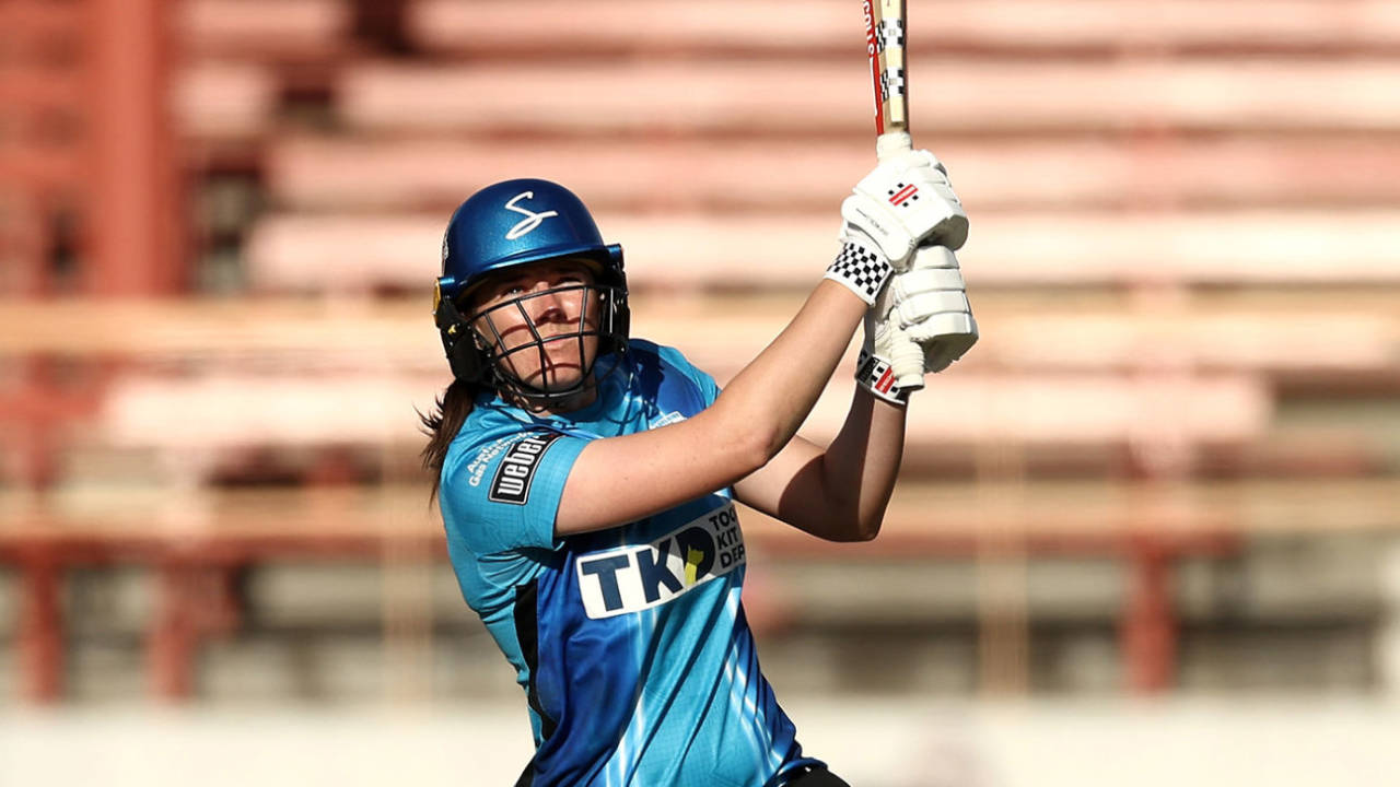 Tahlia McGrath cut loose in the chase, Adelaide Strikers vs Hobart Hurricanes, WBBL, North Sydney Oval, November 18, 2022
