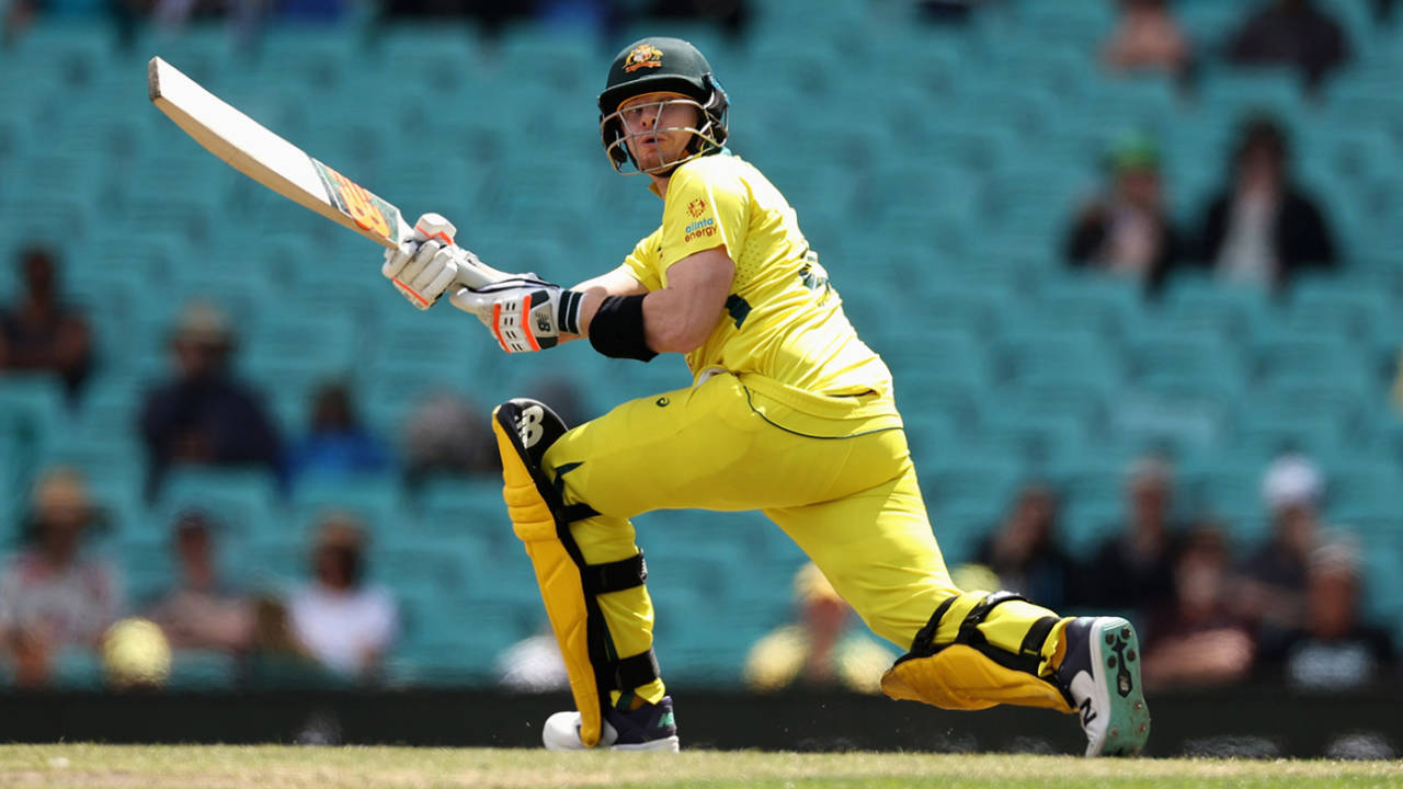 Steven Smith gets down to paddle a sweep&nbsp;&nbsp;&bull;&nbsp;&nbsp;Getty Images