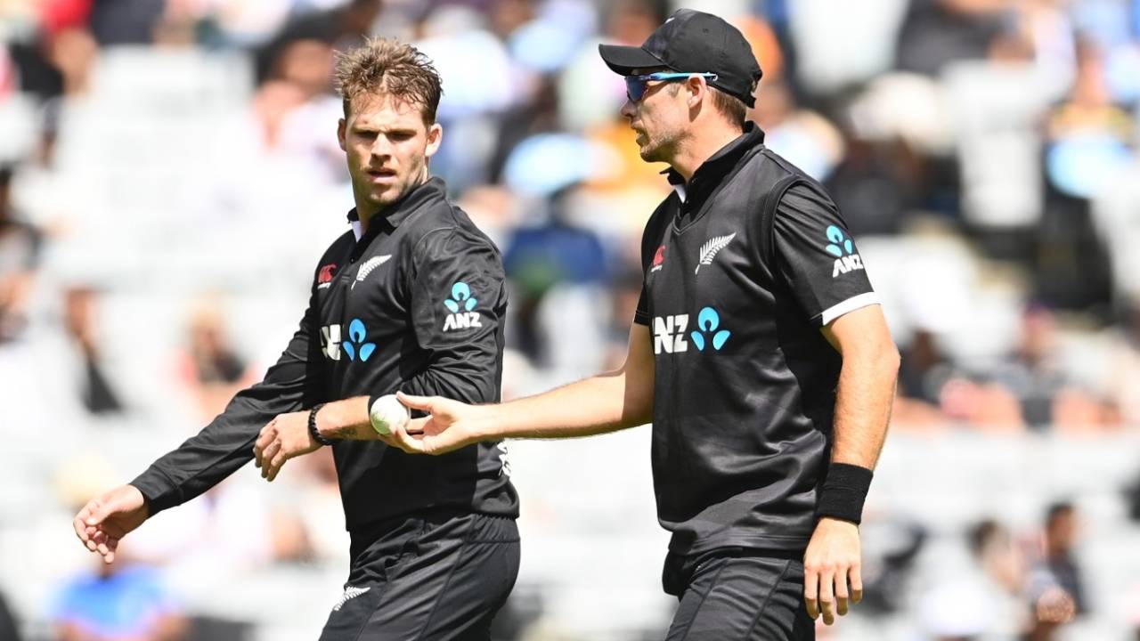Tim Southee has a chat with Lockie Ferguson, New Zealand vs India, 1st ODI, Auckland, November 25, 2022