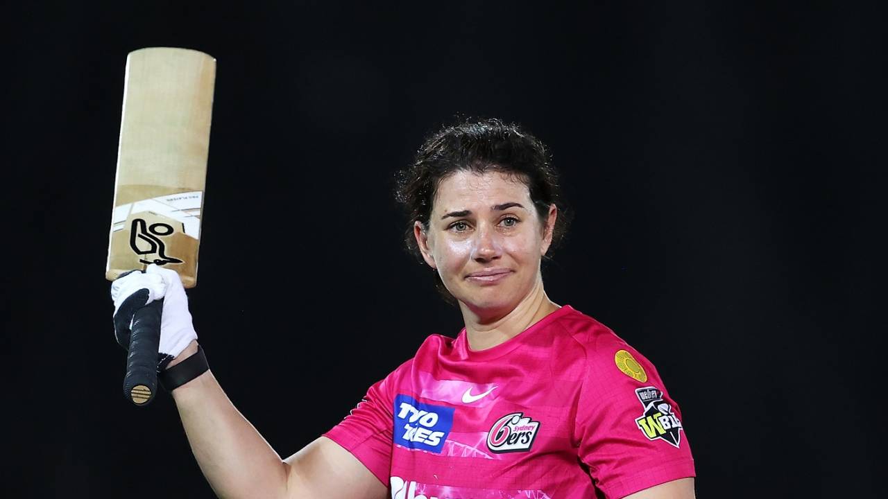Nicole Bolton soaks in the applause after being dismissed in what is her final WBBL innings, Adelaide Strikers vs Sydney Sixers, WBBL final, Sydney, November 26, 2022