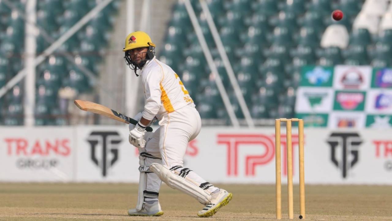 Saad Khan edges the ball behind, Sindh vs Northern, Quaid-e-Azam Trophy, final, 1st day, Lahore, November 26, 2022