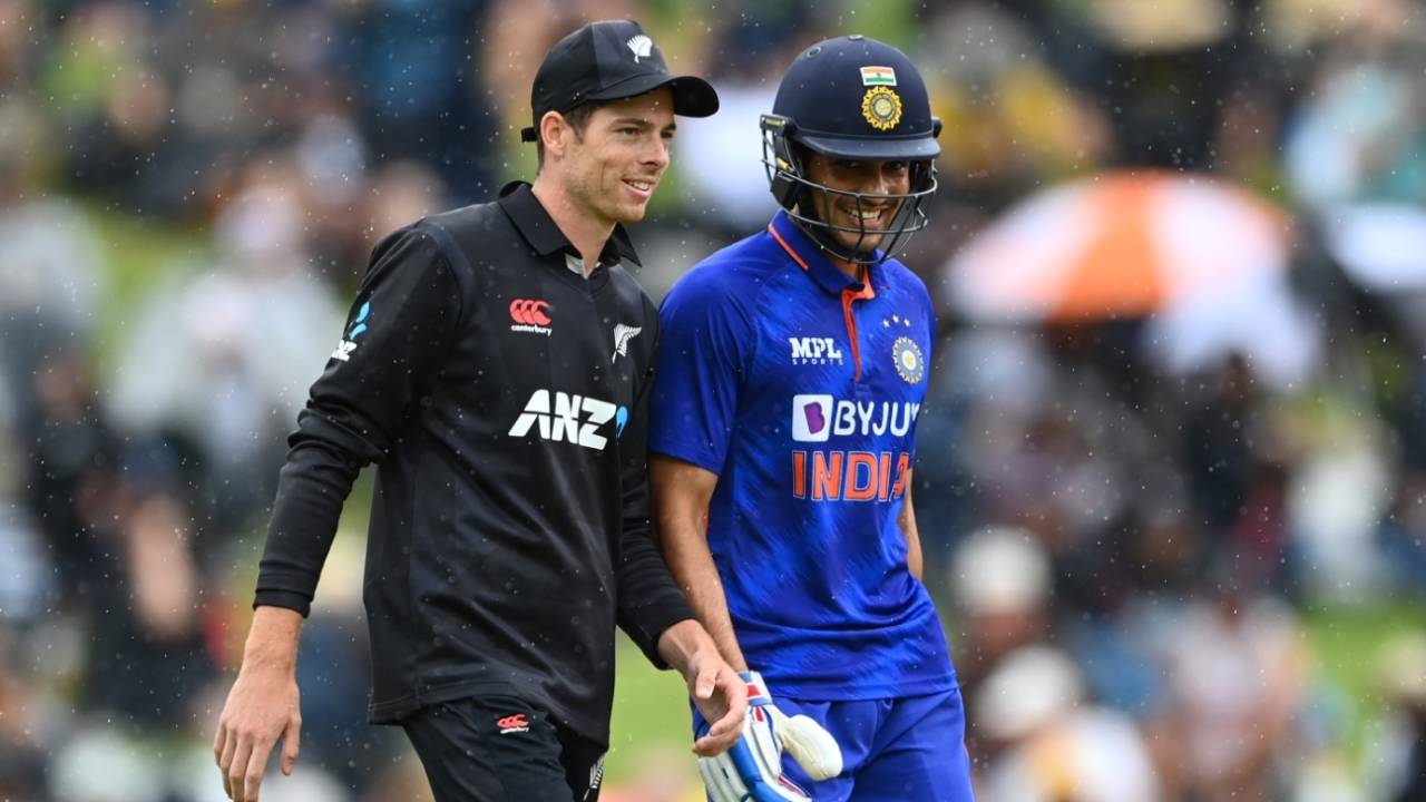 Mitchell Santner and Shubman Gill share a laugh in the drizzle, New Zealand vs India, 2nd ODI, Hamilton, November 27, 2022