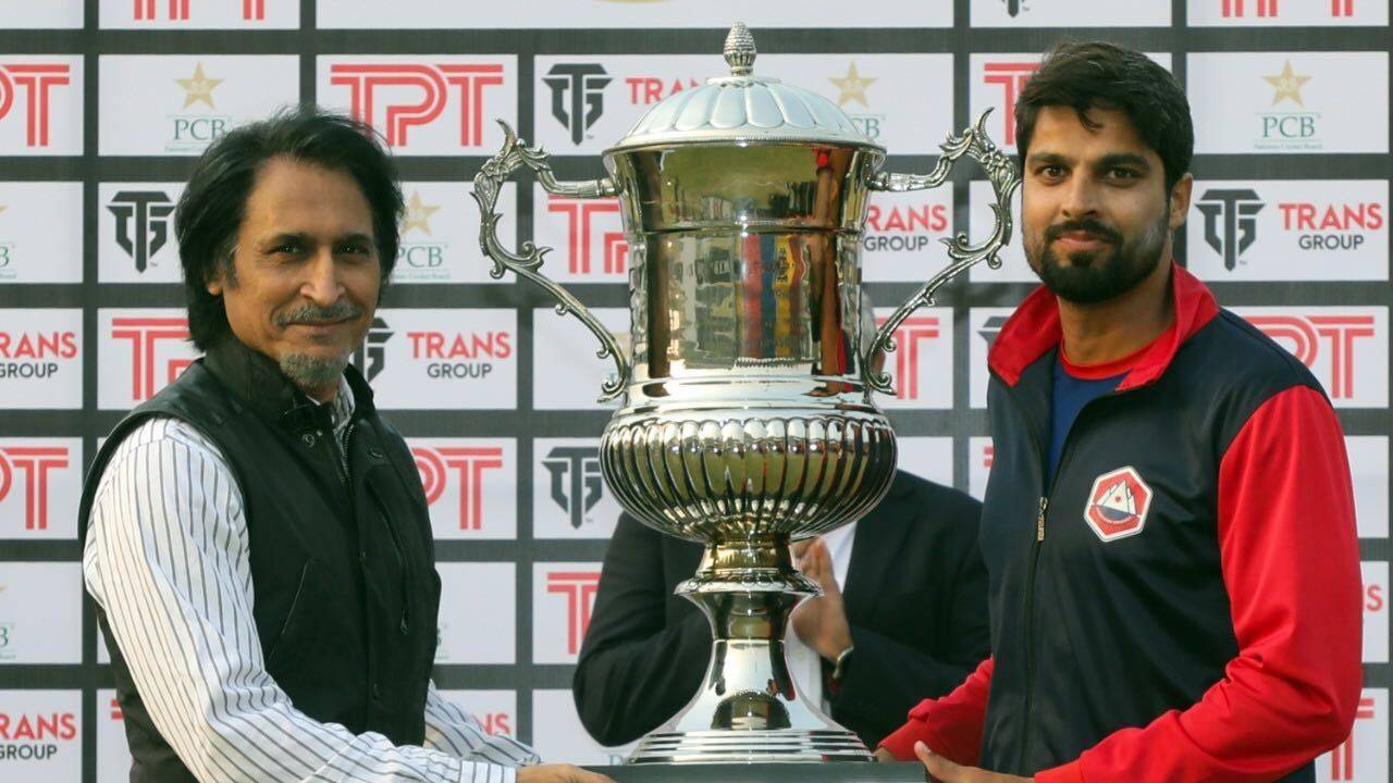 PCB chair Ramiz Raja presents Umar Amin the trophy, Sindh vs Northern, Quaid-e-Azam Trophy, final, 4th day, Lahore, November 29, 2022
