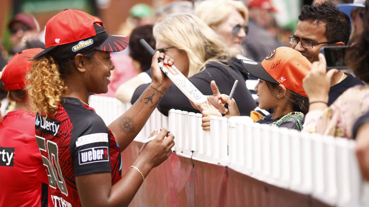 Hayley Matthews of the Renegades greets fans, Melbourne Renegades vs Perth Scorchers, WBBL, Melbourne, November 12, 2022
