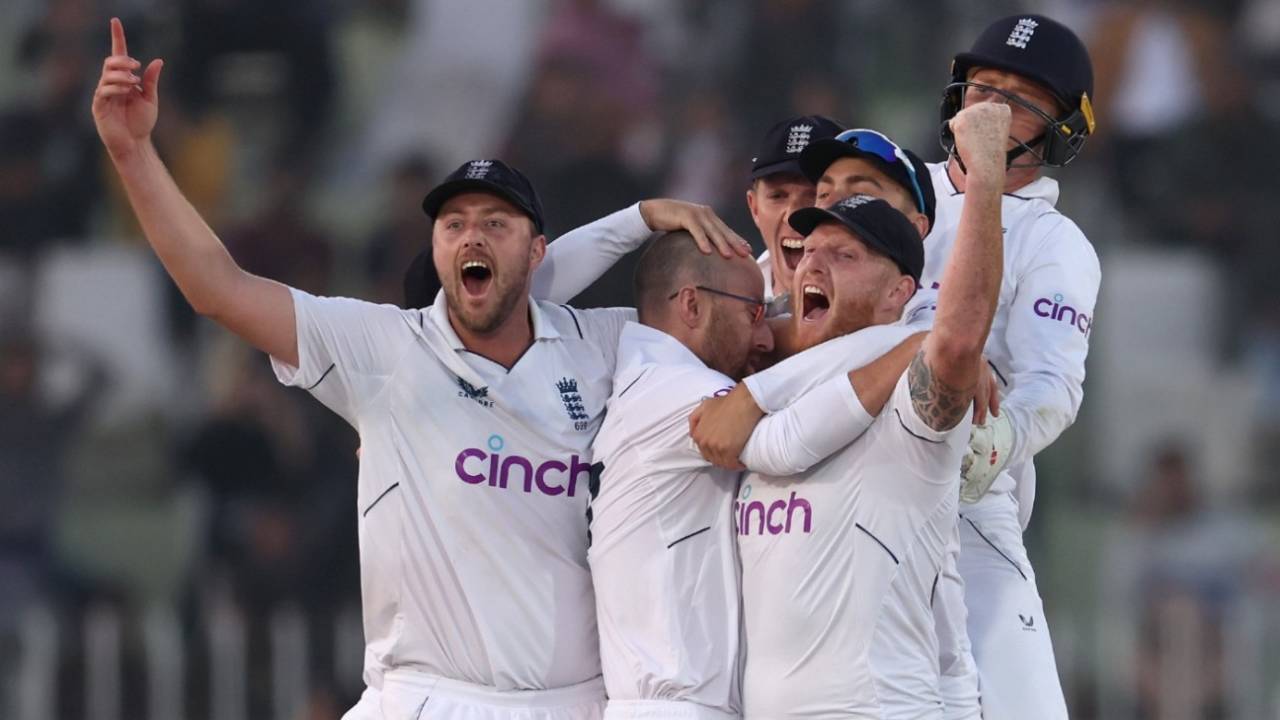 पाकिस्तान में अपनी तीसरी टेस्ट जीत का जश्न मनाती मेहमान टीम इंग्लैंड&nbsp;&nbsp;&bull;&nbsp;&nbsp;AFP/Getty Images