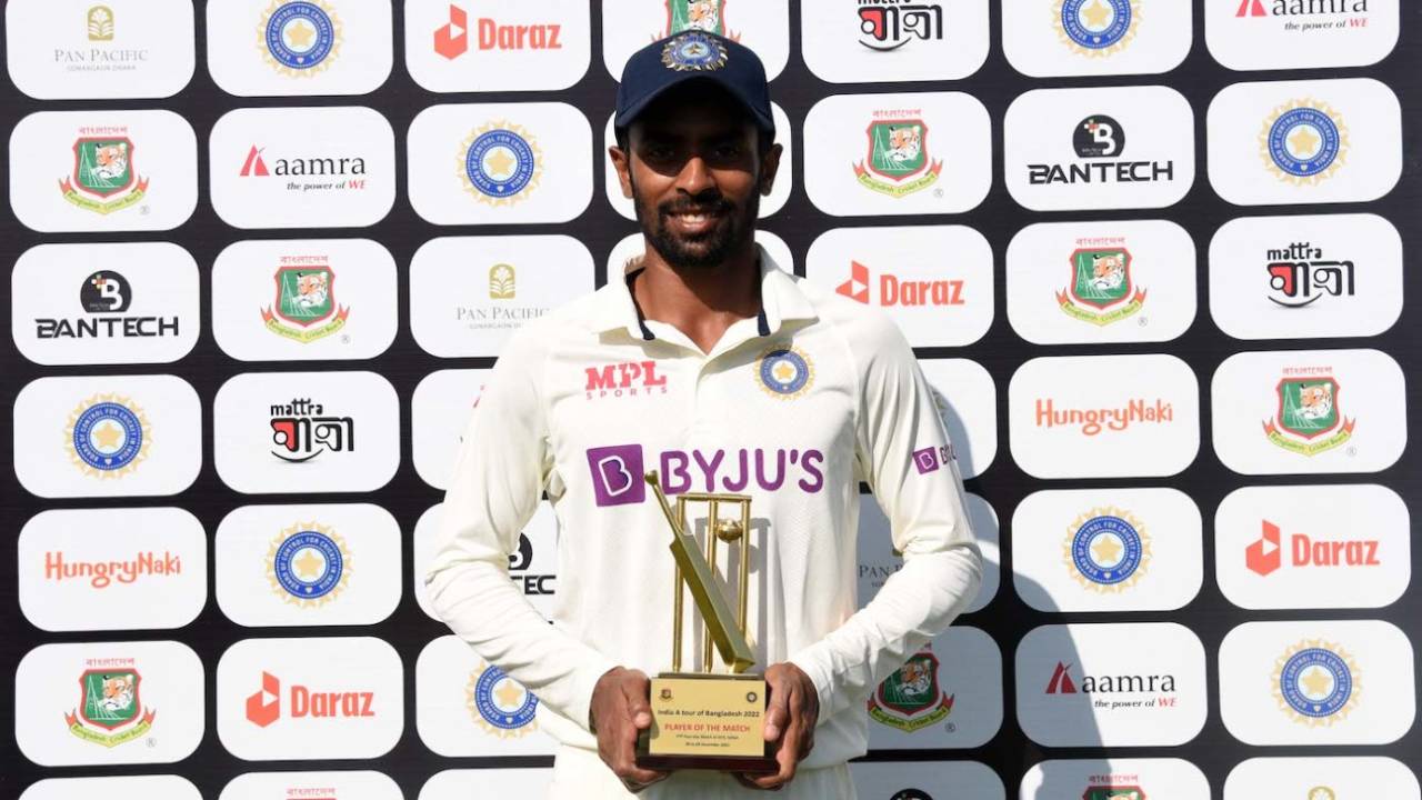 इंडिया ए के कप्तान अभिमन्यु ईश्वरन को प्लेयर ऑफ़ द मैच चुना गया&nbsp;&nbsp;&bull;&nbsp;&nbsp;BCB
