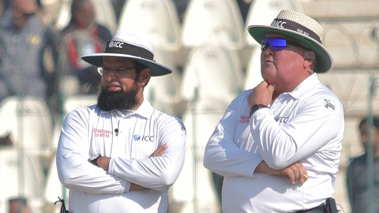Aleem Dar and Marais Erasmus wait for third umpire Joel Wilson's decision, Pakistan vs England, 2nd Test, Multan, 4th day, December 12, 2022