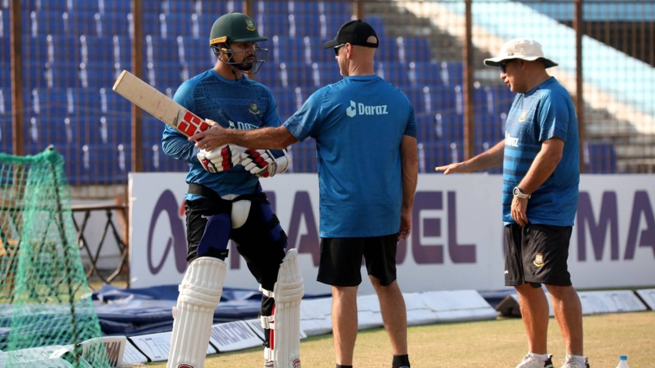 Batting coach James Siddons and head coach Russell Domingo have a word with Nurul Hasan, Chattogram, December 12, 2022