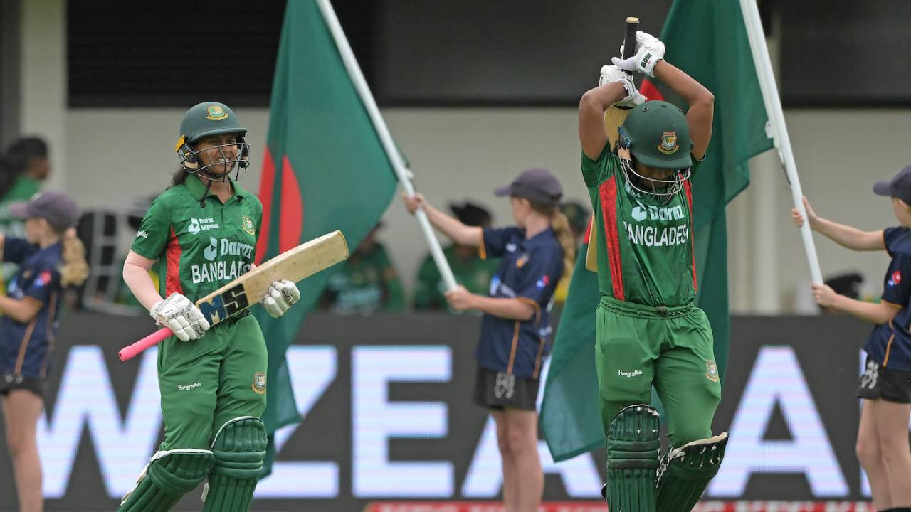 Dilara Akter and Sharmin Akhter walk out to bat, New Zealand vs Bangladesh, 2nd women's ODI, Napier, December 14, 2022