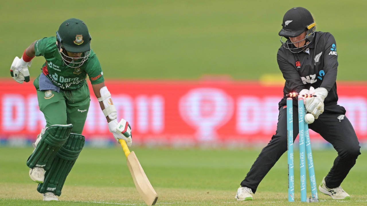 Fargana Hoque completes a run even as Jess McFadyen whips the bails off, New Zealand vs Bangladesh, 2nd women's ODI, Napier, December 14, 2022