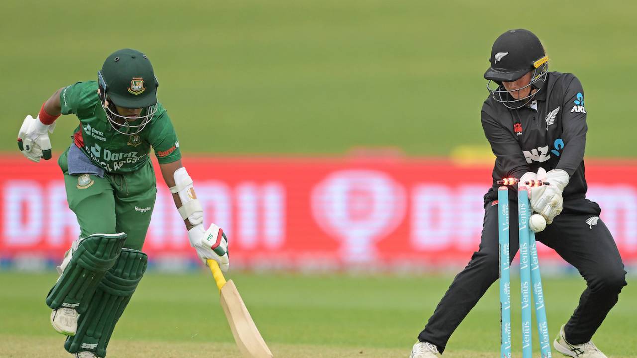 Fargana Hoque completes a run even as Jess McFadyen whips the bails off, New Zealand vs Bangladesh, 2nd women's ODI, Napier, December 14, 2022