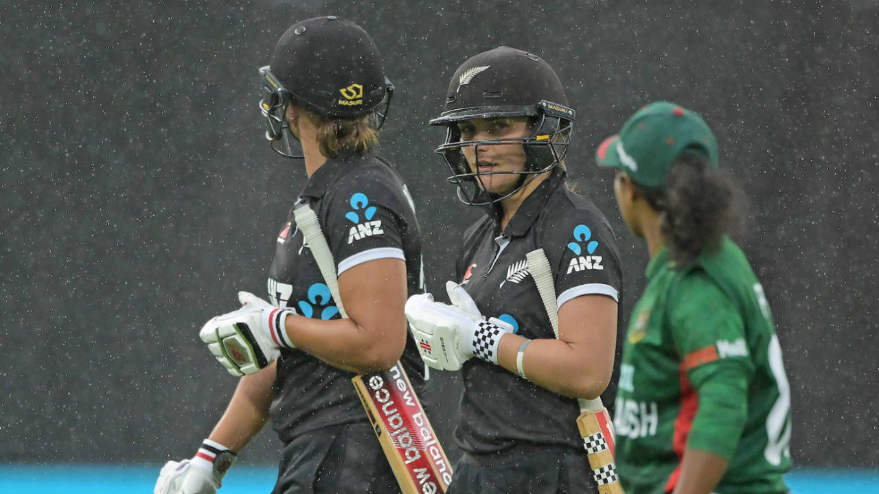 The players walk off as the rain comes down, New Zealand vs Bangladesh, 2nd women's ODI, Napier, December 14, 2022