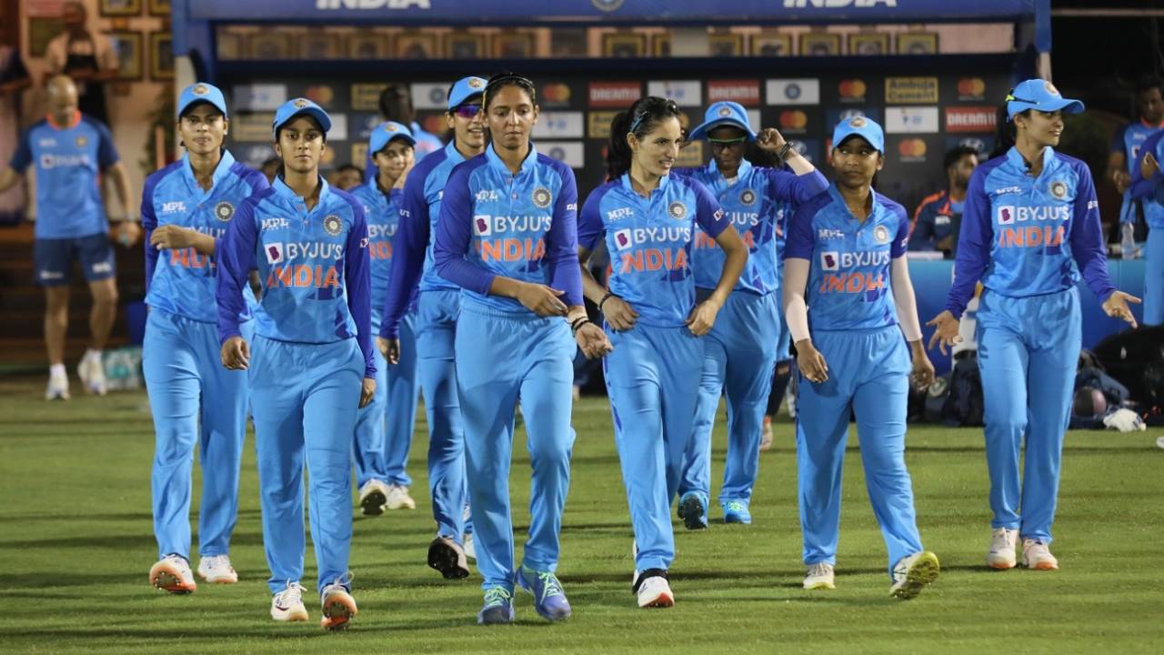 Harmanpreet Kaur leads the Indian team onto the field, India vs Australia, 4th T20I, Mumbai, December 17, 2022