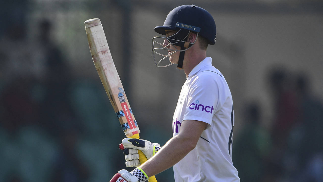 Harry Brook acknowledges the crowd's applause as he walks off, Pakistan vs England, 3rd Test, Karachi, 2nd day, December 18, 2022