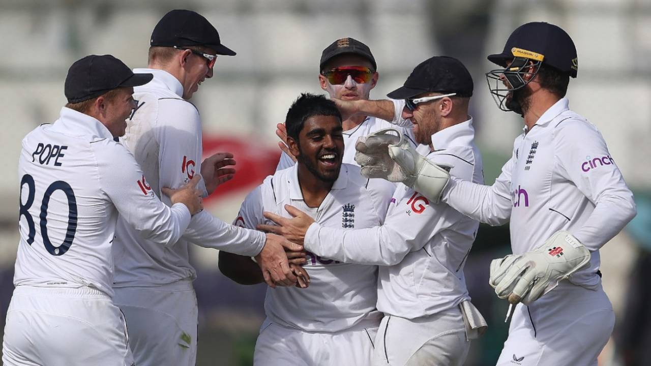Rehan Ahmed is mobbed by his team-mates after dismissing Mohammad Rizwan, Pakistan vs England, 3rd Test, 3rd day, Karachi, December 19, 2022