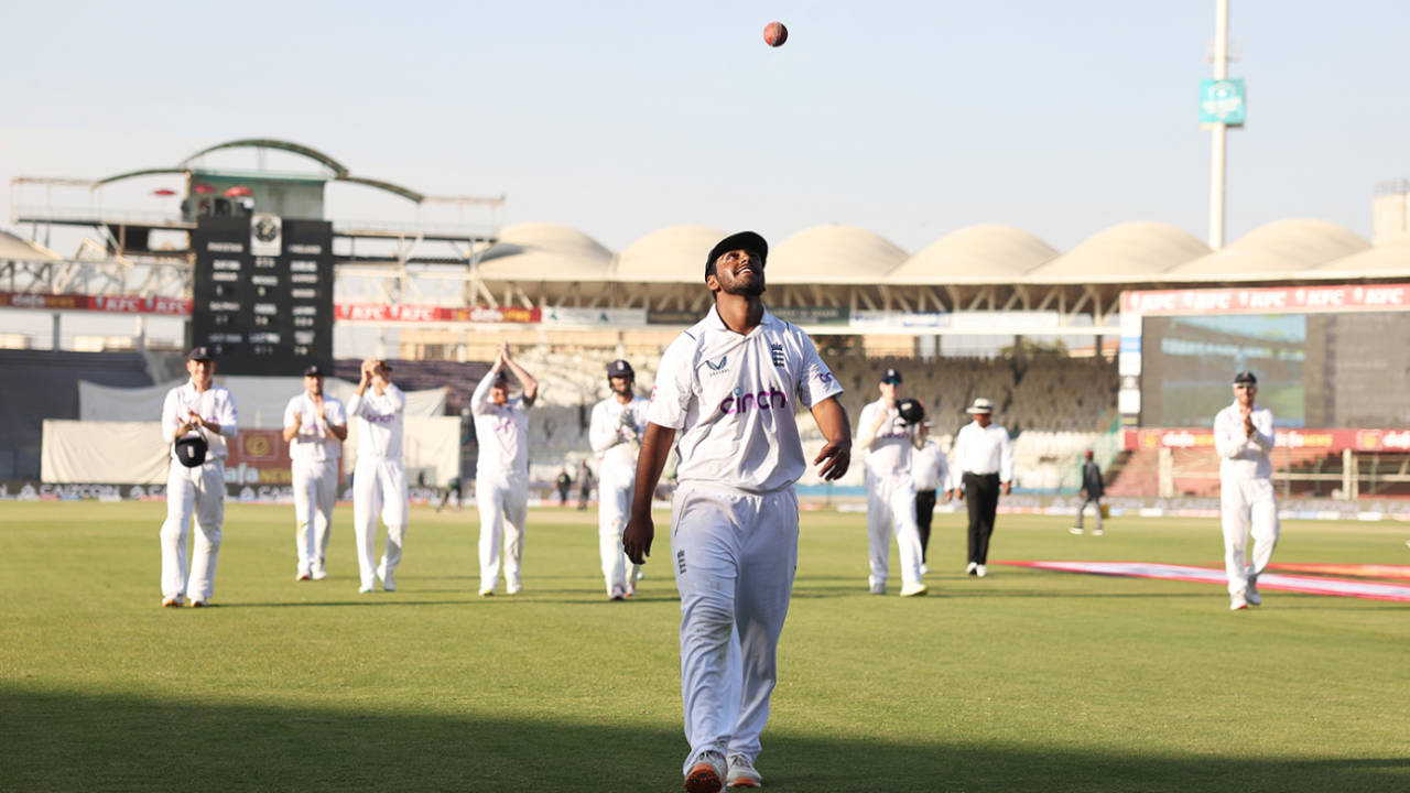 Rehan Ahmed led England off after taking a five-for on Test debut, Pakistan vs England, 3rd Test, 3rd day, Karachi, December 19, 2022